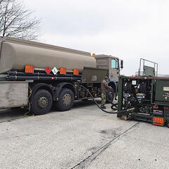 Befüllen der mContTA 10 m³ durch einen Tankwagen. (Foto: Heereslogistikschule/Thomas Perthold)