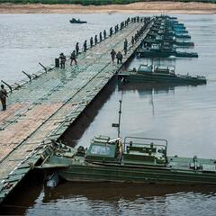 Pioniere errichten eine PP-91 Pontonbrücke. (Foto: MoD Russia, gemeinfrei)