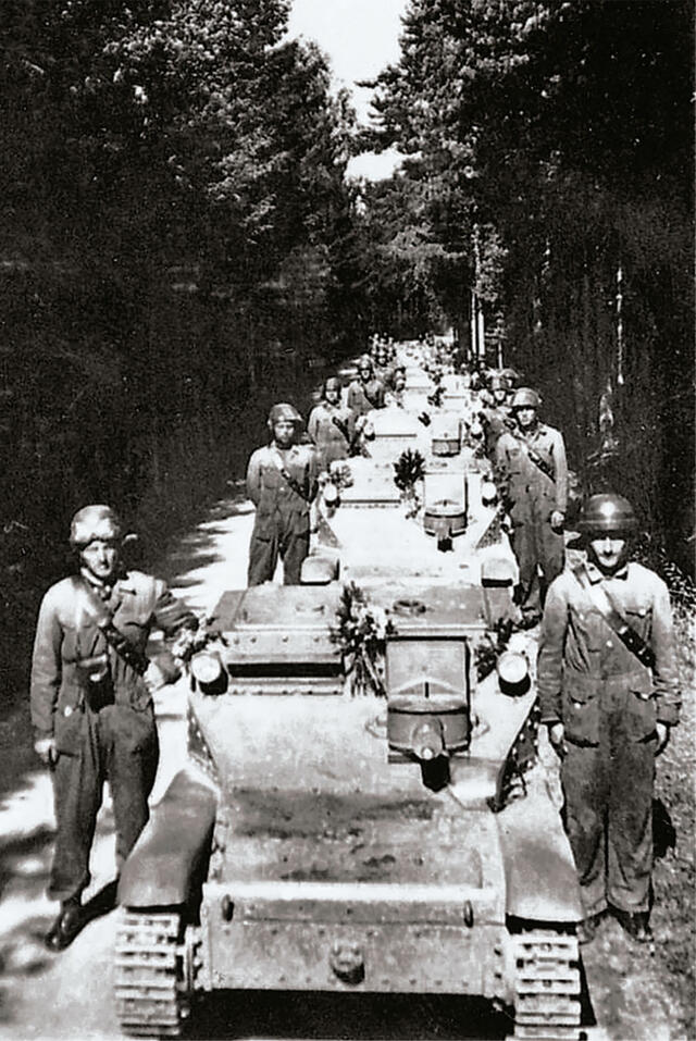 Kolonne von CV33/35 mit abgesessener Besatzung in einem Waldstück. (Foto: Rolf M. Urrisk-Obertynski)