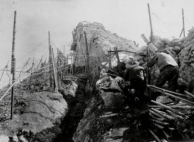 Ein Maschinengewehrtrupp in Fliegerabwehrstellung im teilweise zerstörten Posten Vezzena im Mai 1916. (Foto: k.u.k. Kriegspressequartier; CC)