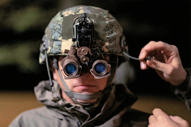 Die Begleitausbildung umfasste die Handhabung der Nachtsichtbrille NYX 3D. (Foto: Bundesheer/Gerald Weihs)