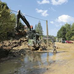 Schlamm wird hart wie Beton, wenn er austrocknet. Daher mussten ihn die Soldaten rasch beseitigen. (Foto: Bundesheer/Rebecca Heindl)