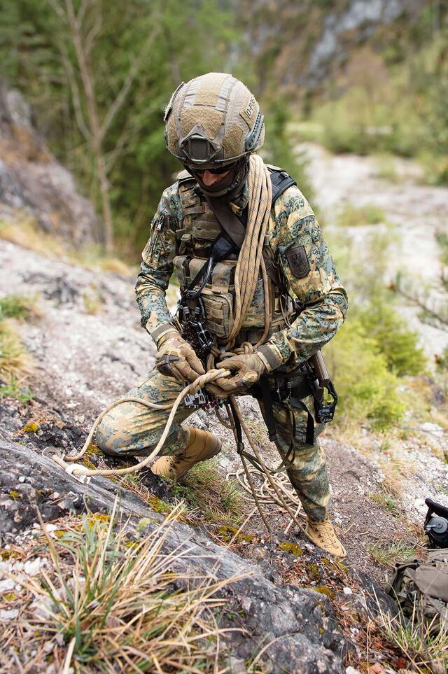 Der qualifizierte Gebirgssoldat beim Gangbarmachen des Geländes für nachfolgende Soldaten. (Foto: Bundesheer/Reinhold Lackner)