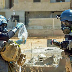 Inspektoren der Organisation für das Verbot chemischer Waffen (OPCW) in Syrien im Jahr 2013. (Foto: SACD, gemeinfrei)