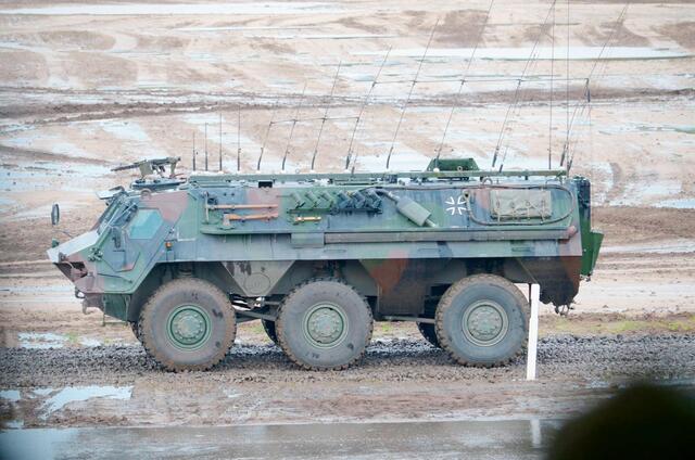 Der Störpanzer "Hummel" auf Basis des Transportpanzers "Fuchs" ist ein EloKa-Fahrzeug der Deutschen Bundeswehr. (Foto: synaxonag; CC BY-SA 2.0)