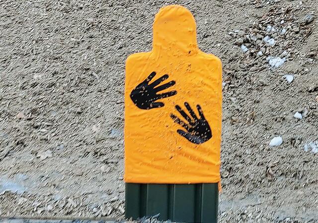 Scheiben bewaffnet und unbewaffnet: Der Überzug wird auf eine Klapp- oder Wendeklappscheibe angebracht. Damit trainiert der Schütze das Identifizieren des Zieles als bewaffnet oder unbewaffnet und setzt die befohlene Maßnahme. (Foto: Bundesheer/Gerald Weihs)