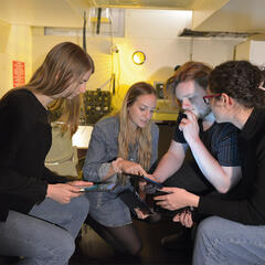 Teilnehmer lösen digitale Bedrohungen im Panzer-Setup des Escape Rooms. (Foto: Bundesheer/Gerald Wohlkönig)