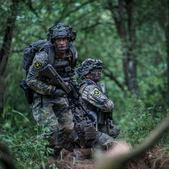 Zwei Soldaten des Akademikerbataillons im Gefecht. (Foto: Bundesheer/Paul Kulec)