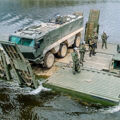 Eine PMM-2M Fähre transportiert ein Militärfahrzeug. (Foto: MoD Russia, gemeinfrei)