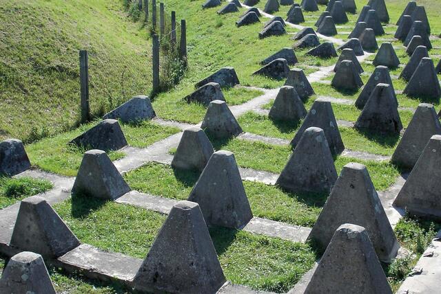 In der Verteidigung sind als Beispiel "Drachenzähne" schon seit dem Ersten Weltkrieg eine wirksame Maßnahme, um Panzerbewegungen im freien Gelände zu hemmen. (Foto: Koenighondo; CC by 4.0)