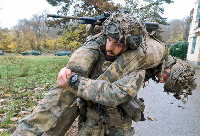 Körperliche Belastungen, wie hier das Tragen eines Verwundeten, sollen die Offiziersanwärter an ihre Belastungsgrenzen bringen. (Foto: Bundesheer/Pierre Kugelweis)