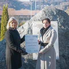 Verteidigungsministerin Klaudia Tanner und Barbara Glück, Direktorin des Mauthausen Memorial, unterzeichnen am 12. Dezember 2022 die Fortsetzung des Kooperationsabkommens in der Grazer Belgier-Kaserne. (Foto: Bundesheer/Laura Heinschink)