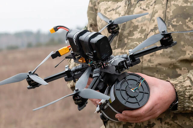 Glasfasergesteuerte FPV-Drohne der ukrainischen Streitkräfte. (Foto: armyinform.com.ua; CC BY-SA 4.0)