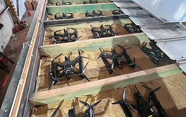 Drohnen für die Operation „Spiderweb“,  die in einer Werkhalle in Tscheljabinsk (Russland) in der doppelten Decke eines Containers verladen waren. (Fotos: ssu.gov.ua; Cc BY-SA 4.0)