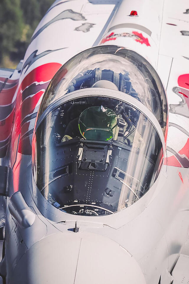 Hauptmann Peter Spiegl an seinem „Arbeitsplatz“, dem Eurofighter „Typhoon“ (Foto: Bundesheer/Horst Gorup)