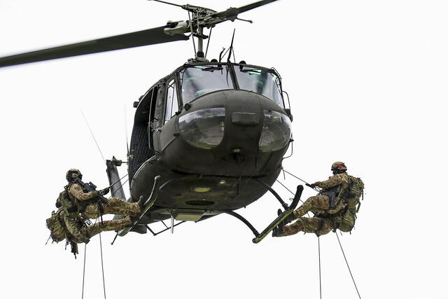 Italienische MLF-Soldaten trainieren mit dem Hubschrauber. (Foto: MLF PO)