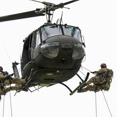 Italienische MLF-Soldaten trainieren mit dem Hubschrauber. (Foto: MLF PO)