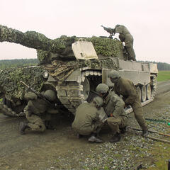 Der durch eine Sprengfalle beschädigte Panzer wird instandgesetzt. (Foto: Bundesheer/PzB14)