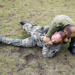 Es wird trainiert, Körperkraft als mildere Form der Verteidigung gegen einen Angriff einzusetzen.(Foto: Bundesheer/Michael Marik)