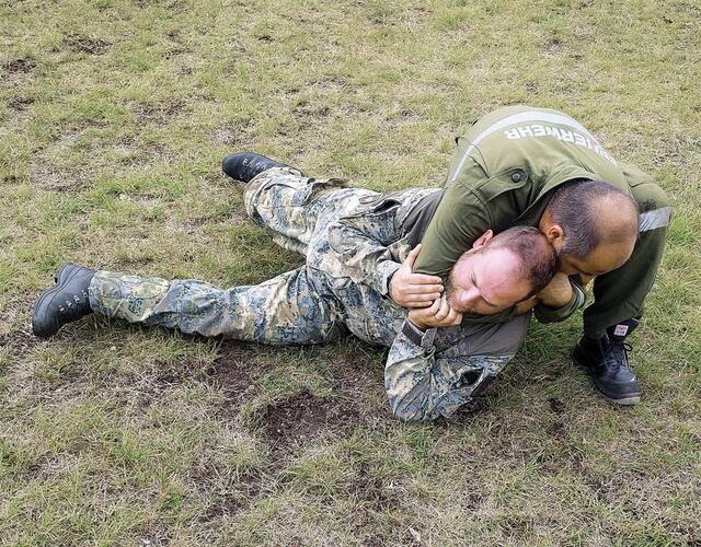 Es wird trainiert, Körperkraft als mildere Form der Verteidigung gegen einen Angriff einzusetzen.(Foto: Bundesheer/Michael Marik)