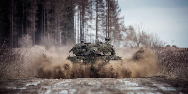 Mit voller Kraft durchs Wasser – der „Leopard“ kennt kein Hindernis. (Foto: Bundesheer)