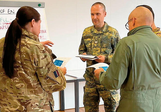 Eine Kleingruppe während der Arbeit bei der Lehrveranstaltung "Rules of engagement/use of force"... (Foto: Gerald Weihs)