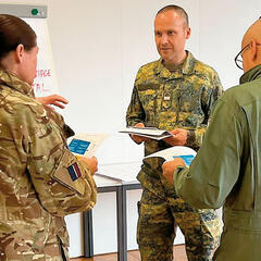 Eine Kleingruppe während der Arbeit bei der Lehrveranstaltung "Rules of engagement/use of force"... (Foto: Gerald Weihs)