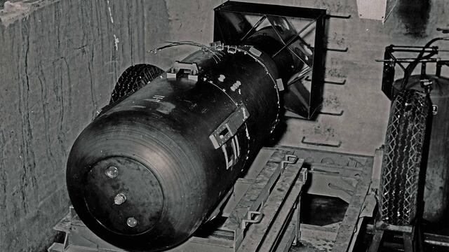 Die Atombombe Little Boy auf der Insel Tinian auf einem Sicherungsgestell kurz bevor sie in den Bombenschacht von Enola Gay geladen wird. (Foto: U.S. Airforce/gemeinfrei)