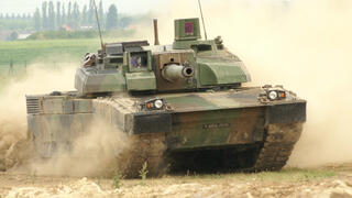 Ein Leclerc-Panzer bei der Geländefahrt. (Symbolfoto: Daniel Steger/CC BY-SA 2.5)