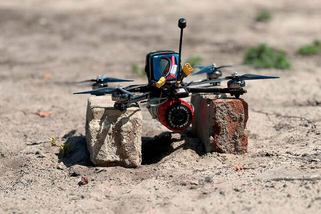 Ukrainische FPV-Drohne, die als Loitering-Waffe eingesetzt wird. (Foto: armyinform.com.ua; CC BY-SA 4.0) 