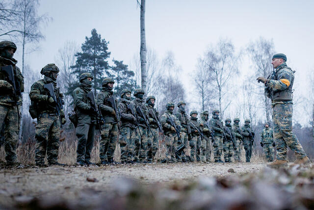 Nach dem Schießdurchgang sammeln die Lehrgangsteilnehmer für die Nachbesprechung mit dem Leitenden des Scharfschießens. (Fotos: Bundesheer/Daniel Trippolt)