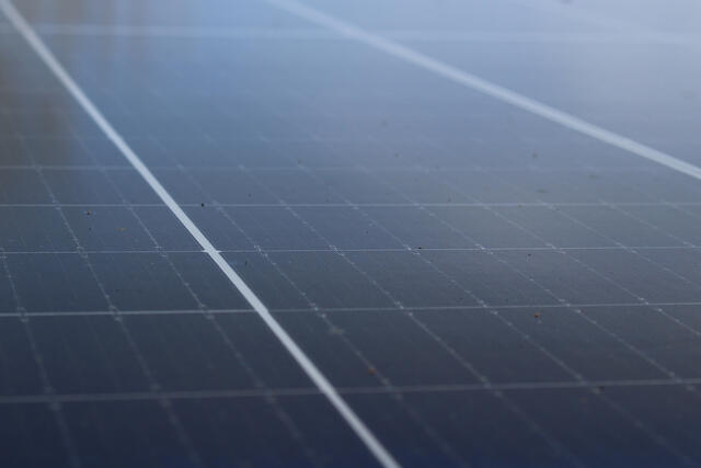 Ein Photovoltaikmodul mit 170 x 110 cm liefert derzeit unter optimalen Bedingungen etwa 400 Watt Peak. (Foto: RedTD/Robert Zanko)