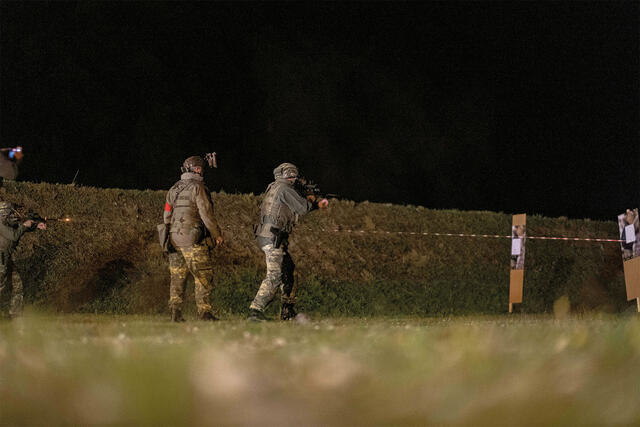 Ein Nachtschießen mit Sturmgewehr und Nachtsichtbrille. (Foto: Bundesheer/Gerald Weihs)