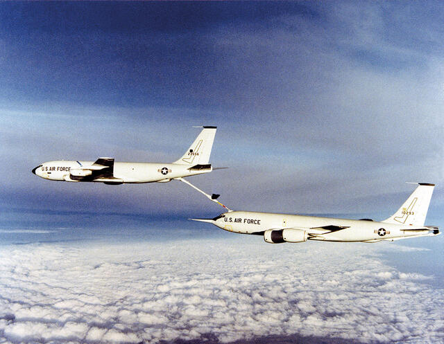 Ein Tankflugzeug KC-135A, das den Prototyp der KC-135R betankt. (Foto: U. S. Air Force; gemeinfrei)