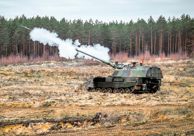 Die Panzerhaubitze 2000 der Deutschen Bundeswehr ist in der Lage, innerhalb der ersten zehn Sekunden drei Granaten abzufeuern. (Foto: Bundeswehr/PAO eFP)