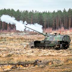 Die Panzerhaubitze 2000 der Deutschen Bundeswehr ist in der Lage, innerhalb der ersten zehn Sekunden drei Granaten abzufeuern. (Foto: Bundeswehr/PAO eFP)