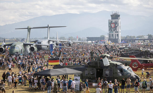 Tausende Zuseher beobachten ein Flying Display (oben) und das Static Display auf dem Boden während der AIRPOWER24. (Foto: Bundesheer/Daniel Trippolt)