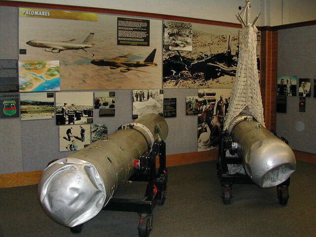 Die Ummantelungen der zwei leicht beschädigen B28-Wasserstoffbomben sind im National Museum of Nuclear Science & History in Albuquerque (New Mexico) ausgestellt. (Foto: Martha Swoboda)