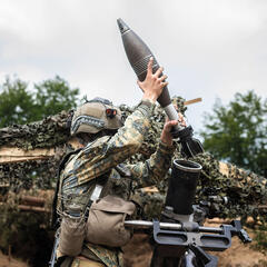Ein Soldat lädt den schweren Granatwerfer 86 mit einer Granate. (Foto: Bundesheer/Paul Kulec)