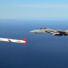 Ein „Tomahawk“-Marschflugkörper, begleitet von einer F-14 „Tomcat“. (Foto: U.S. Navy; CC)
