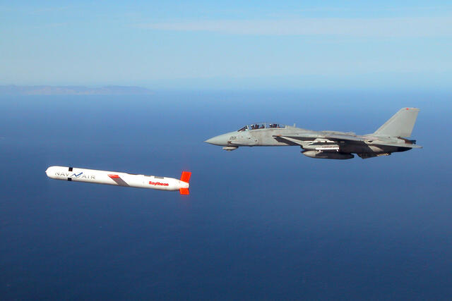 Ein „Tomahawk“-Marschflugkörper, begleitet von einer F-14 „Tomcat“. (Foto: U.S. Navy; CC)