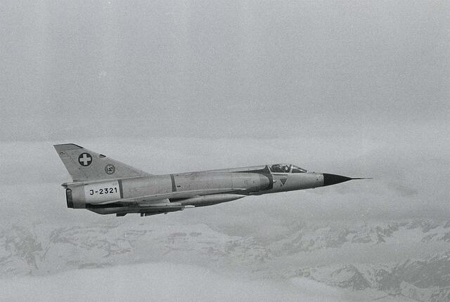 McDonnell Douglas DC-9-81 HB-INP „Oberglatt“ Mirage IIIS (J-2321) der Schweizer Luftwaffe. (Foto: Schweizer Luftwaffe, CC BY-SA 4.0)