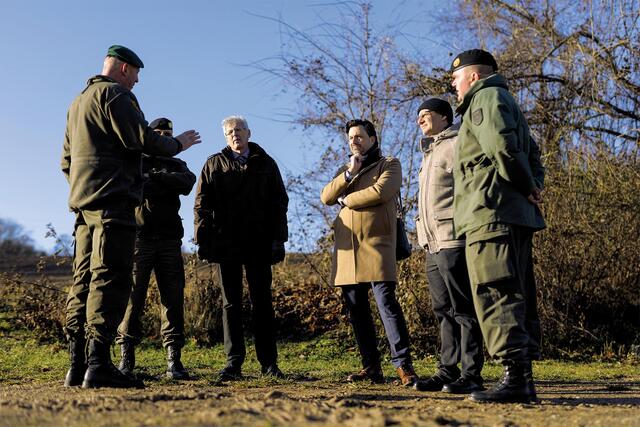 Lokalaugenschein bei der Bunkeranlage: (v.l.n.r.): Vzlt Josef Hatos (Kdt Bunkeranlage MilKdo Burgenland), Brigadier Mag. Gernot Gasser (Militärkommandant Burgenland), Heeresimmobiliendirektor Dr. Johannes Sailer (Leiter Dion 7), Dr. Georg Hoffmann (Direktor HGM), Mag. Martin Prieschl, MA (DION 7 LiegVw Ref Verwertung, Oberst Markus Ziegler (Kdt TÜPl Bruckneudorf). (Foto: Bundesheer/Daniel Trippolt)