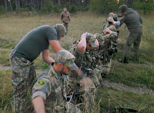 Geiselnehmer durchsuchen die angehenden Offiziere. Das ist der Start in eine Übungsaufgabe mit Überraschungen. (Foto: Bundesheer/Pierre Kugelweis)