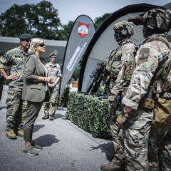 Verteidigungsministerin Klaudia Tanner beim Besuch des Distinguished Visitors Day. (Foto: Bundesheer/Paul Kulec)