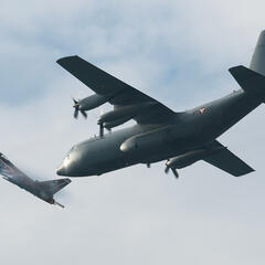 Ein Eurofighter demonstriert das Abfangen einer C-130 „Hercules" des Bundesheeres. (Foto: Bundesheer/Wolfgang Grebien)