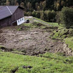 Ein Hang rutscht, wenn natürliche Drainagen und Bodenanker wie Sträucher oder andere Tiefwurzler fehlen. (Foto: Bundesheer/Felix Höbarth)