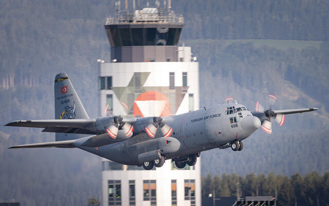 Eine C-130 „Hercules“ der türkischen Luftstreitkräfte landet in Zeltweg. (Foto: Bundesheer/Daniel Trippolt) 