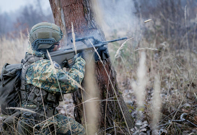 Ein Schütze bekämpft ein Ziel. (Fotos: Bundesheer/Daniel Trippolt)