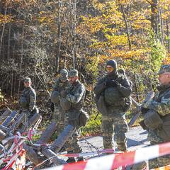Die Gruppe, die am Kontrollpunkt des Zuges eingesetzt ist, hat viele Szenarien zu bewältigen. Diese reichen von der Personen-  und Fahrzeugkontrolle bis zum Beherrschen einer Demonstration. Die meisten  Aufgaben kann die Gruppe selbstständig bewältigen, bei größeren Aktionen werden weitere Gruppen des Zuges benötigt. Diese unterschiedlichen Szenarien und die stufenweise Lageentwicklung sind bei Übungen zu berücksichtigen. (Foto: Felix Brader)